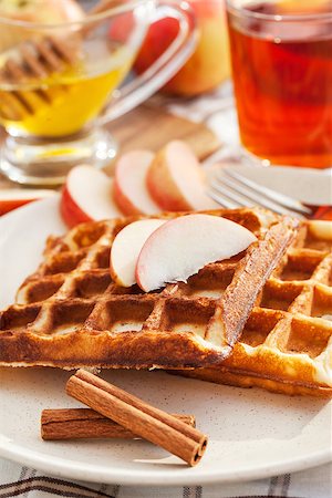 Apple and cinnamon waffles for breakfast Photographie de stock - Aubaine LD & Abonnement, Code: 400-07917638