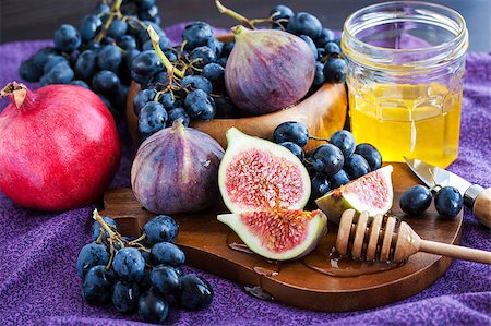 Fresh figs and dark grape with honey on table Stockbilder - Microstock & Abonnement, Bildnummer: 400-07917640