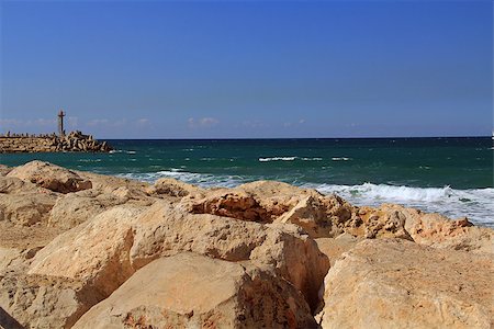 Rock sea wall with small lighthouse on the Mediterranean Sea in Herzliya Israel near Jaffa and Tel Aviv with view of the beach. Photographie de stock - Aubaine LD & Abonnement, Code: 400-07917650