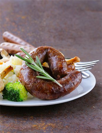 simsearch:400-05708291,k - homemade meat sausages with vegetables garnish (broccoli and mushrooms) Stock Photo - Budget Royalty-Free & Subscription, Code: 400-07918515