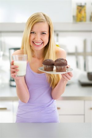 simsearch:685-02937889,k - Portrait of happy teenager girl with muffin and milk in kitchen Foto de stock - Super Valor sin royalties y Suscripción, Código: 400-07919091