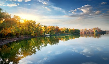 simsearch:400-05732419,k - Morning sun over river in the autumn Fotografie stock - Microstock e Abbonamento, Codice: 400-07919322