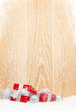 simsearch:400-07921368,k - Christmas gift boxes and decor with snow wooden wall with copy space Stock Photo - Budget Royalty-Free & Subscription, Code: 400-07919355