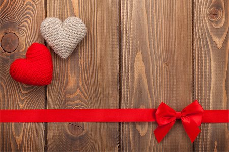 simsearch:400-07922855,k - Valentines day background with toy hearts, red ribbon and copy space Fotografie stock - Microstock e Abbonamento, Codice: 400-07919378