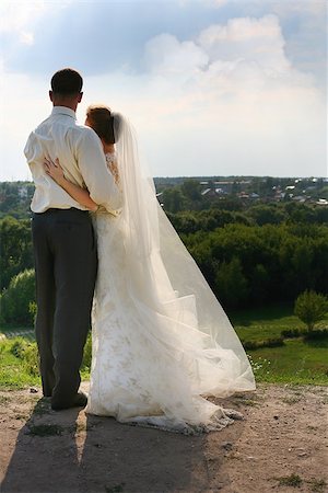 simsearch:400-04440941,k - Beautiful the bride and groom on landscape background Fotografie stock - Microstock e Abbonamento, Codice: 400-07924135