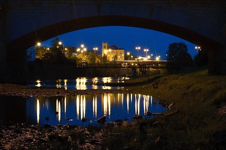 Evening river flowing under the bridge in the city Foto de stock - Super Valor sin royalties y Suscripción, Código: 400-07924476