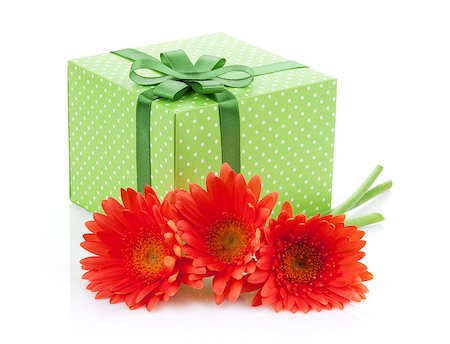 simsearch:400-07662543,k - Orange gerbera flowers and gift box. Isolated on white background Stock Photo - Budget Royalty-Free & Subscription, Code: 400-07925202