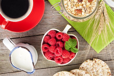 simsearch:400-04393799,k - Healthy breakfast with muesli, berries and milk. On wooden table Fotografie stock - Microstock e Abbonamento, Codice: 400-07925214