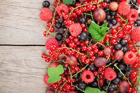 simsearch:400-06387340,k - Fresh ripe berries on wooden table background with copy space Foto de stock - Super Valor sin royalties y Suscripción, Código: 400-07925215