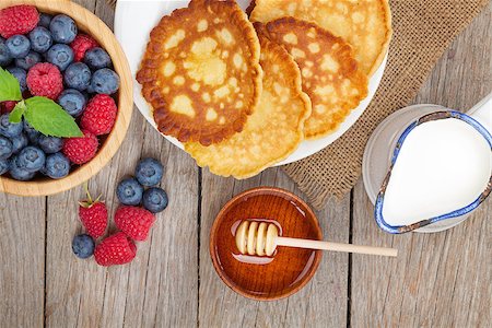 simsearch:400-09019412,k - Pancakes with raspberry, blueberry, milk and honey syrup. On wooden table Foto de stock - Super Valor sin royalties y Suscripción, Código: 400-07925223