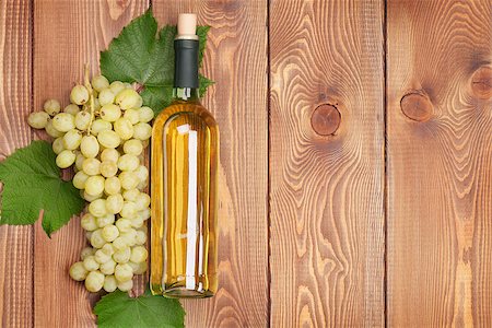 simsearch:400-08110621,k - White wine bottle and bunch of white grapes on wooden table background with copy space Stock Photo - Budget Royalty-Free & Subscription, Code: 400-07925234