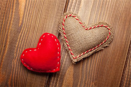 simsearch:400-07922855,k - Valentines day toy hearts over wooden table background Fotografie stock - Microstock e Abbonamento, Codice: 400-07925281