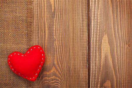 simsearch:400-07922855,k - Valentines day toy heart over wooden table background with copy space Foto de stock - Super Valor sin royalties y Suscripción, Código: 400-07925282