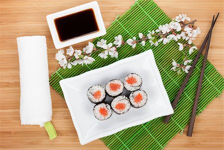 simsearch:400-07719212,k - Sushi maki set and sakura branch on bamboo table Fotografie stock - Microstock e Abbonamento, Codice: 400-07925340