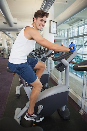 simsearch:400-07725687,k - Fit man working out on the exercise bike at the gym Photographie de stock - Aubaine LD & Abonnement, Code: 400-07925984