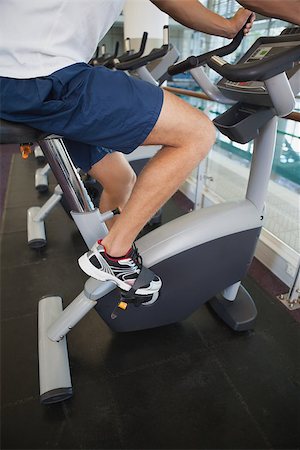 simsearch:400-07725687,k - Fit man working out on the exercise bike at the gym Photographie de stock - Aubaine LD & Abonnement, Code: 400-07925987