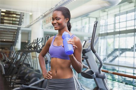 simsearch:400-07777565,k - Fit woman smiling at camera at the gym Stockbilder - Microstock & Abonnement, Bildnummer: 400-07926009