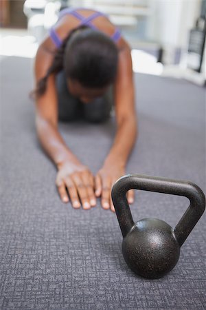 simsearch:400-07725772,k - Fit woman working out with kettlebell at the gym Photographie de stock - Aubaine LD & Abonnement, Code: 400-07926045