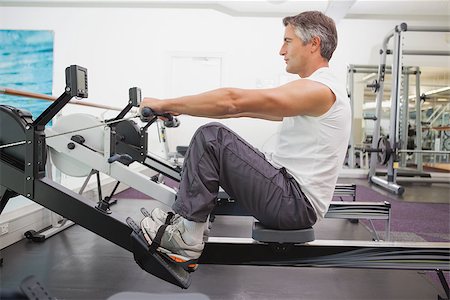 simsearch:400-07925663,k - Fit man working out on rowing machine at the gym Stockbilder - Microstock & Abonnement, Bildnummer: 400-07926049