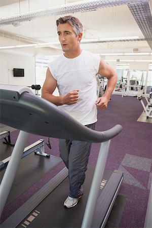 simsearch:400-07725772,k - Fit man working out on treadmill at the gym Photographie de stock - Aubaine LD & Abonnement, Code: 400-07926054