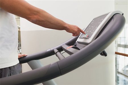 simsearch:400-07725772,k - Fit man working out on treadmill at the gym Photographie de stock - Aubaine LD & Abonnement, Code: 400-07926058