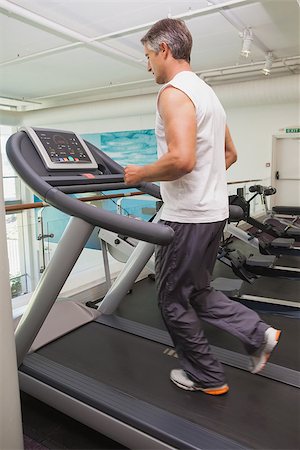 simsearch:400-07725772,k - Fit man working out on treadmill at the gym Photographie de stock - Aubaine LD & Abonnement, Code: 400-07926052