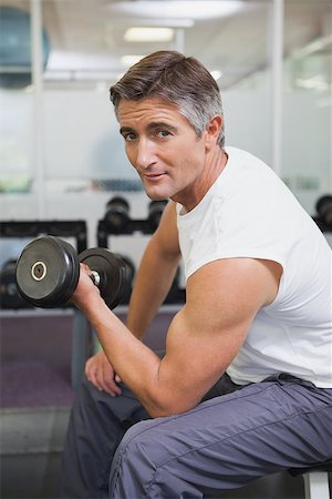 simsearch:400-07936740,k - Fit man lifting dumbbells sitting on the bench at the gym Foto de stock - Super Valor sin royalties y Suscripción, Código: 400-07926061