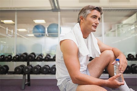 simsearch:400-07925663,k - Fit man taking a break in the weights room at the gym Stockbilder - Microstock & Abonnement, Bildnummer: 400-07926087