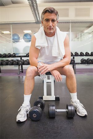 simsearch:400-07925663,k - Fit man taking a break in the weights room at the gym Stockbilder - Microstock & Abonnement, Bildnummer: 400-07926088