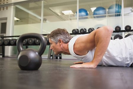 simsearch:400-08017390,k - Fit man using kettlebells in his workout at the gym Photographie de stock - Aubaine LD & Abonnement, Code: 400-07926097
