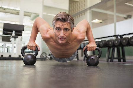 simsearch:400-07925663,k - Fit man using kettlebells in his workout at the gym Stockbilder - Microstock & Abonnement, Bildnummer: 400-07926092