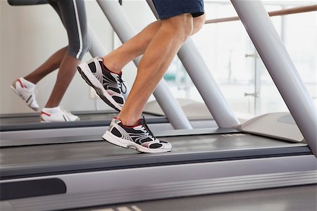 simsearch:400-07725931,k - Fit people running on treadmills at the gym Photographie de stock - Aubaine LD & Abonnement, Code: 400-07926124