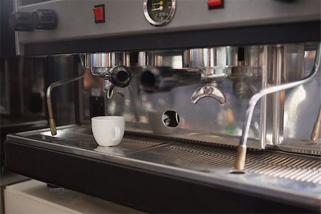 expresso maker - Cup of coffee on the espresso maker at the coffee shop Foto de stock - Super Valor sin royalties y Suscripción, Código: 400-07926703