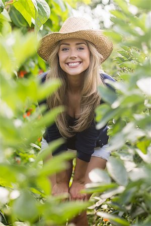 Pretty blonde smiling at camera at home in the garden Foto de stock - Super Valor sin royalties y Suscripción, Código: 400-07927031