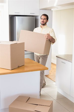 simsearch:400-07928013,k - Young man unpacking boxes in kitchen in his new home Fotografie stock - Microstock e Abbonamento, Codice: 400-07927119