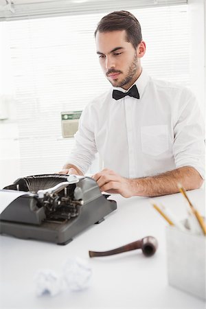 simsearch:400-07926810,k - Hipster businessman using a typewriter in his office Fotografie stock - Microstock e Abbonamento, Codice: 400-07928001