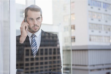 simsearch:400-07927298,k - Businessman looking out window on the phone in his office Foto de stock - Royalty-Free Super Valor e Assinatura, Número: 400-07928061