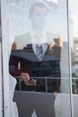 simsearch:400-07927298,k - Businessman looking out the window in his office Foto de stock - Royalty-Free Super Valor e Assinatura, Número: 400-07928062