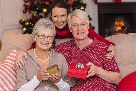 simsearch:400-07928326,k - Mother posing with grandparents at christmas at home in the living room Photographie de stock - Aubaine LD & Abonnement, Code: 400-07928867