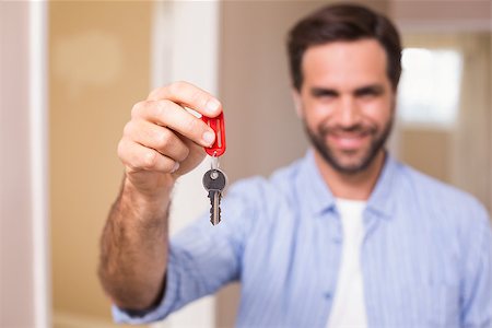 simsearch:400-07928013,k - Casual man showing his house key in his new home Fotografie stock - Microstock e Abbonamento, Codice: 400-07929233