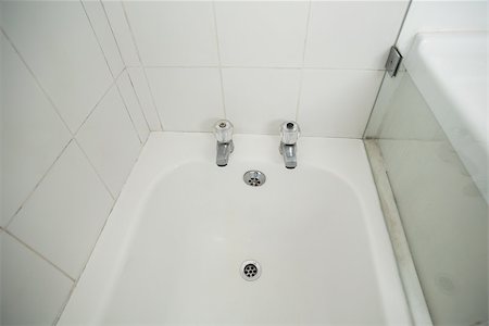 drain nobody - Overhead of white bath tub in the bathroom Stock Photo - Budget Royalty-Free & Subscription, Code: 400-07929460