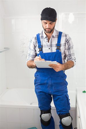 simsearch:400-07929361,k - Plumber taking notes on clipboard in the bathroom Stockbilder - Microstock & Abonnement, Bildnummer: 400-07929488