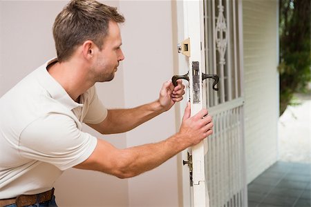 simsearch:400-07929840,k - Handyman testing the door handle in a new house Foto de stock - Super Valor sin royalties y Suscripción, Código: 400-07929625