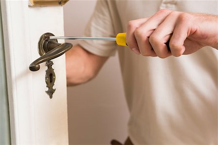simsearch:400-07929840,k - Man fixing the door handle with screwdriver in a new house Foto de stock - Super Valor sin royalties y Suscripción, Código: 400-07929630