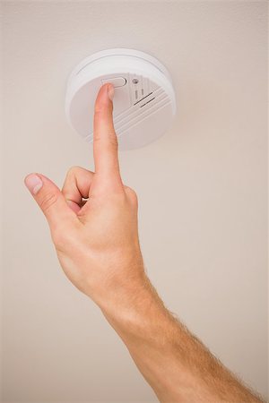 sensor - Handyman installing a smoke detector on the ceiling Foto de stock - Super Valor sin royalties y Suscripción, Código: 400-07929684