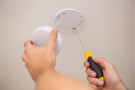 sensor - Handyman installing smoke detector with screwdriver on the ceiling Photographie de stock - Aubaine LD & Abonnement, Code: 400-07929683