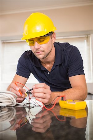 electric pylon - Construction worker working on cables in the kitchen Foto de stock - Super Valor sin royalties y Suscripción, Código: 400-07929702