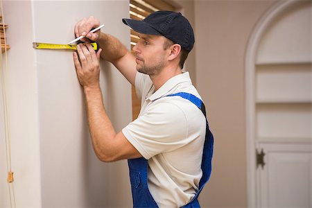 simsearch:400-07929840,k - Construction worker using spirit level in a new house Foto de stock - Super Valor sin royalties y Suscripción, Código: 400-07929756