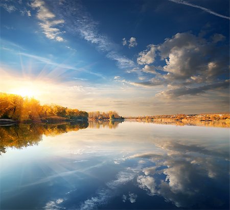 simsearch:400-07932171,k - Blue sky over river in the autumn Foto de stock - Super Valor sin royalties y Suscripción, Código: 400-07920140