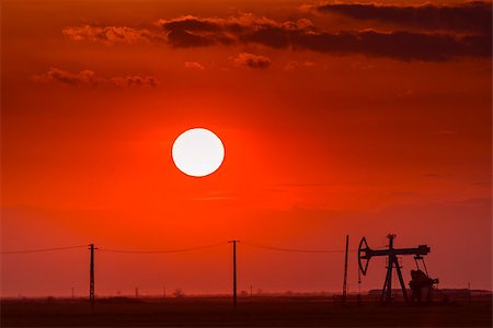 fracturation hydraulique - Oil and gas well profiled on sunset Foto de stock - Super Valor sin royalties y Suscripción, Código: 400-07920585